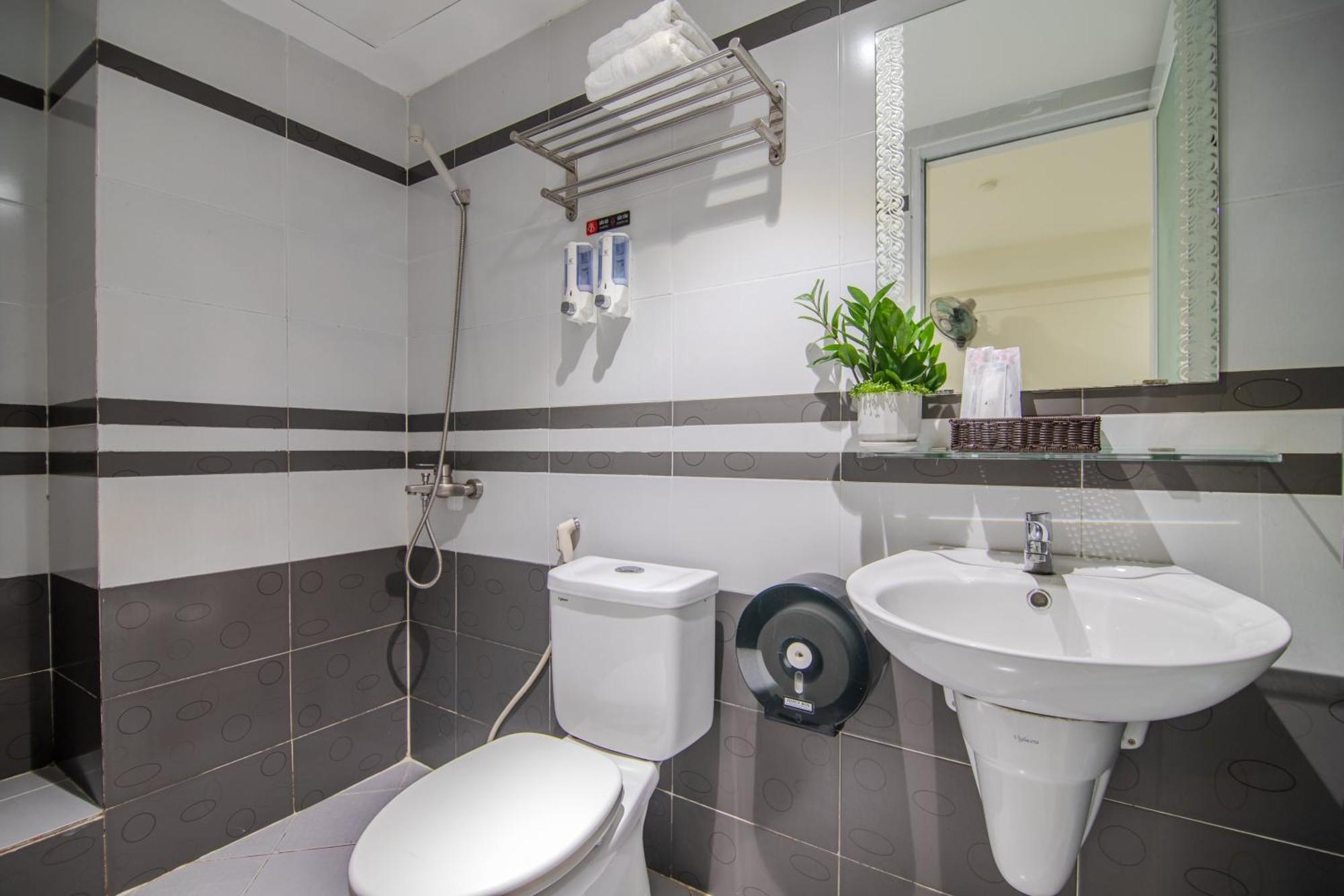 Bin Bin Hotel 5 - Near Lotte Mart D7 Хошимин Екстериор снимка